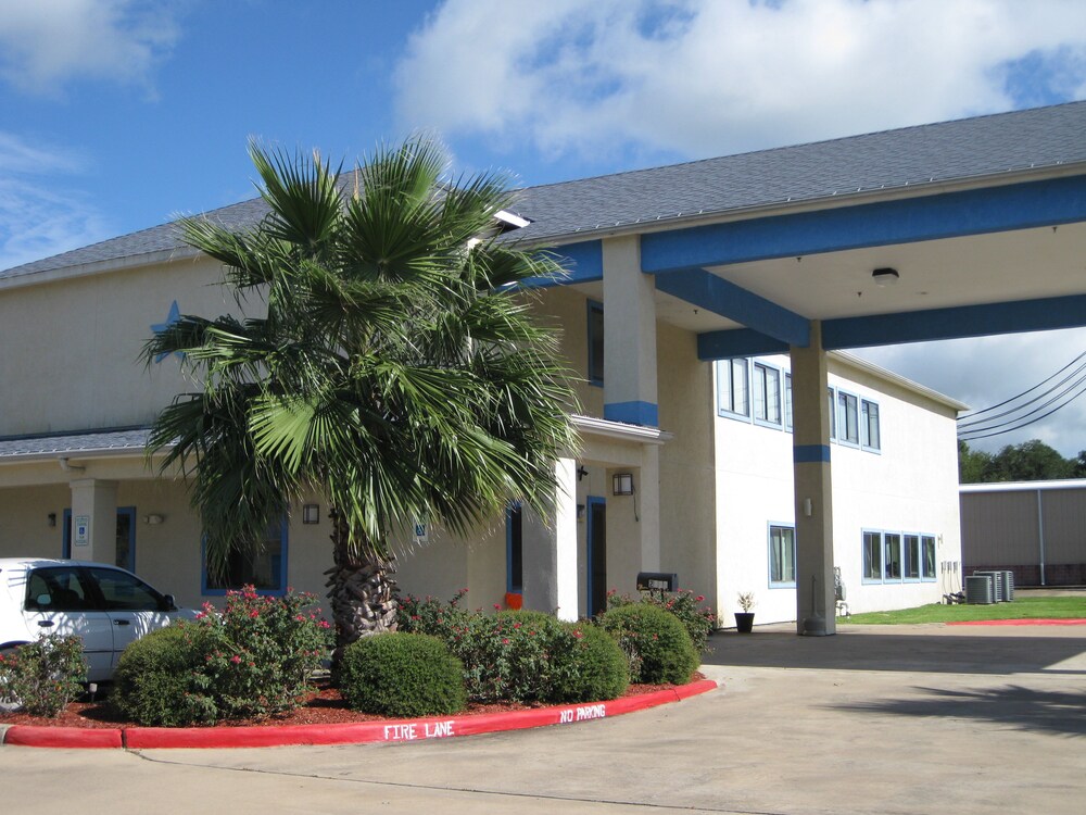 Scottish Inn and Suites - photo 22
