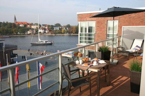 Apartment 38 Skippers Topp Apartmenthaus Hafenspitze Blickrichtung InnenstadtBinnenhafen — 4-Star Luxury Hotel in Eckernfoerde, Germany