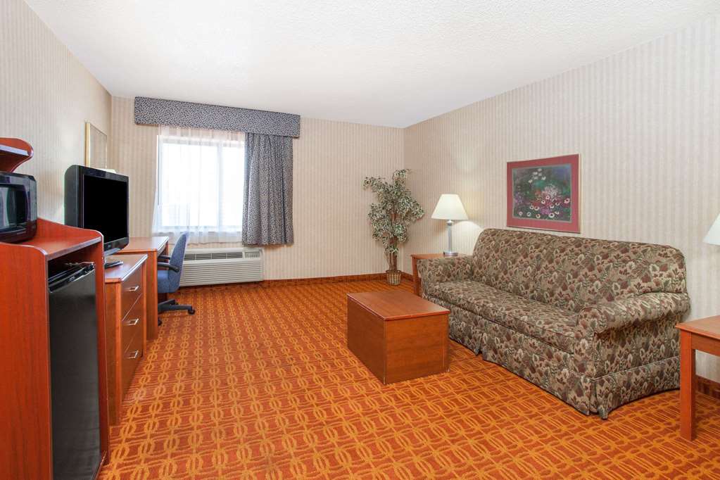 Baymont by Wyndham Detroit Roseville - photo 9