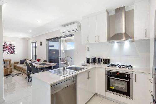 Stylish urban oasis with balcony and street views — 4-Star Luxury Hotel in Perth, Australia