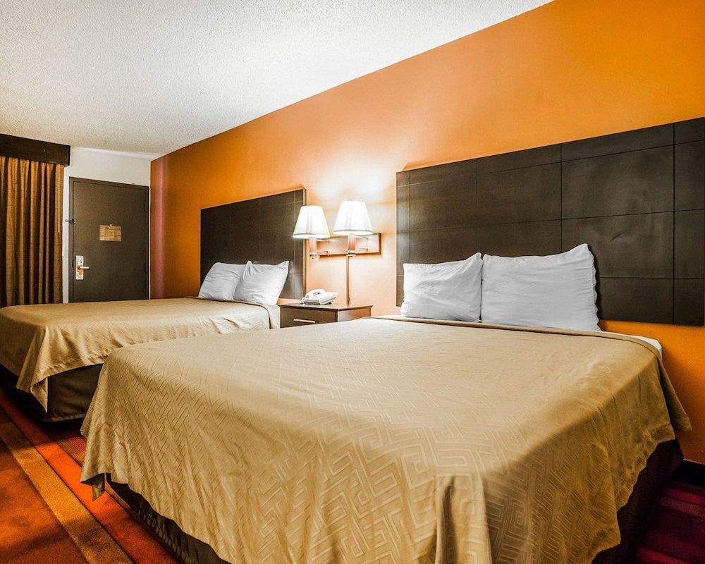 Econo Lodge Urbandale - photo 18