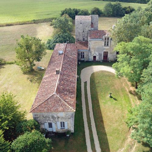 Chateau De Champdolent — hotel in Saint-Savinien