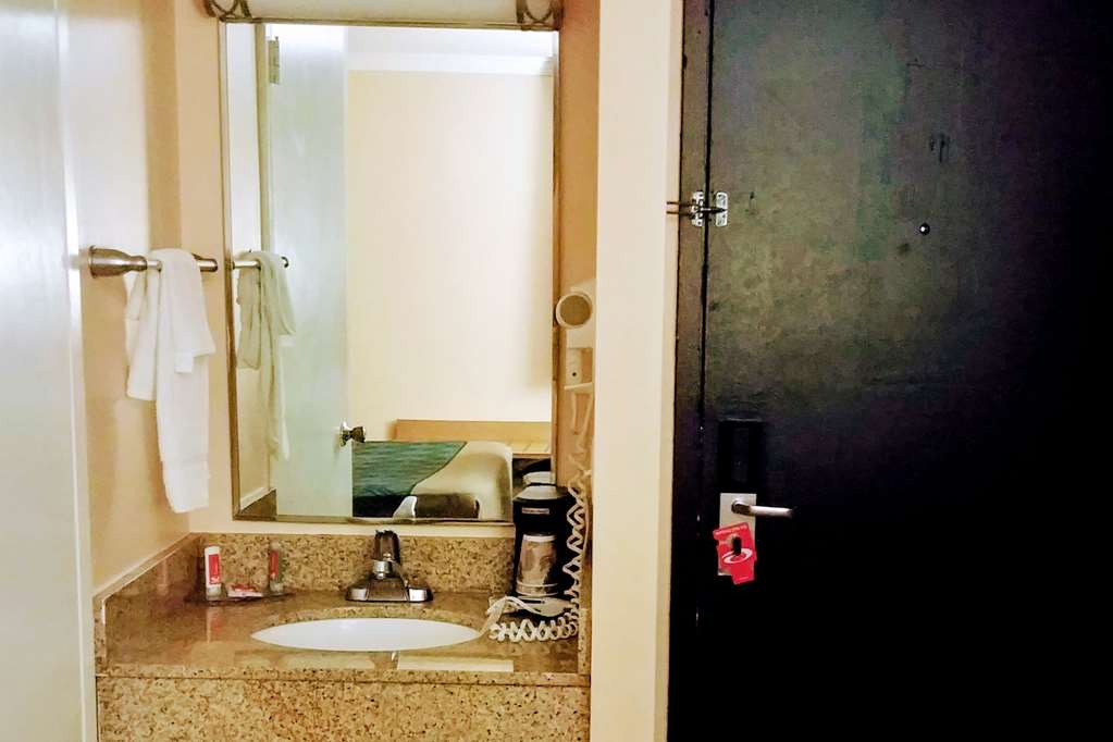 Econo Lodge Milldale Southington - photo 28