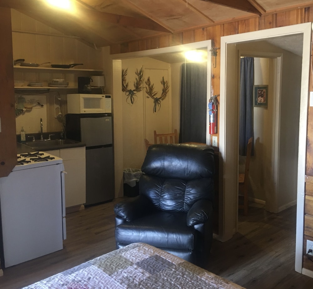 Rainbow's End Resort on Rainbow Lake - photo 18
