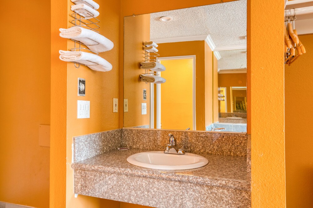 Heritage Inn And Suites - photo 25