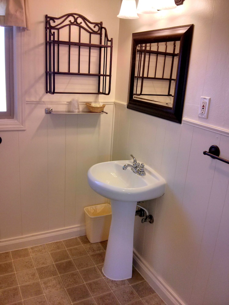 Green Gables Motel & Suites - photo 41