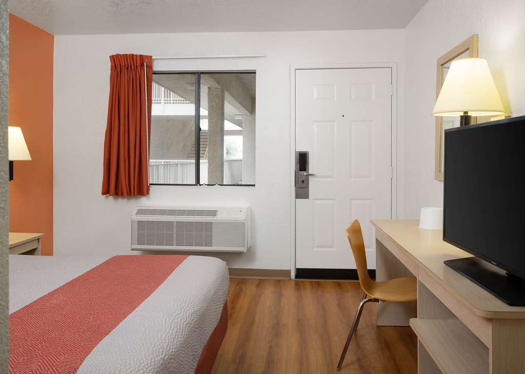 Motel 6 Buena Park CA Knotts Berry Farm Disneyland - photo 16