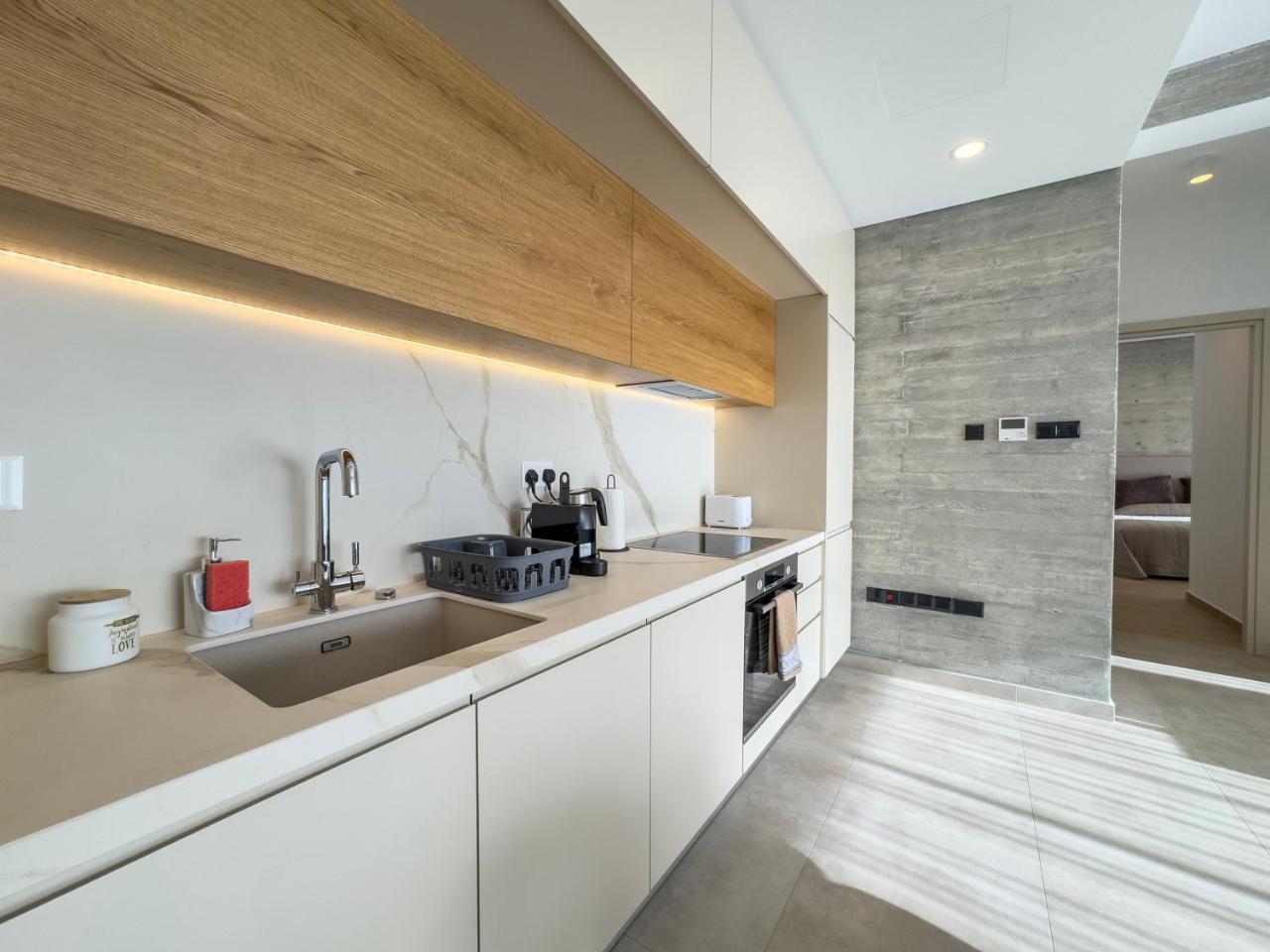 Malberry Park 302 Modern 2bedroom Apt with Shared Heated Pool Sauna Gym Jacuzzi
