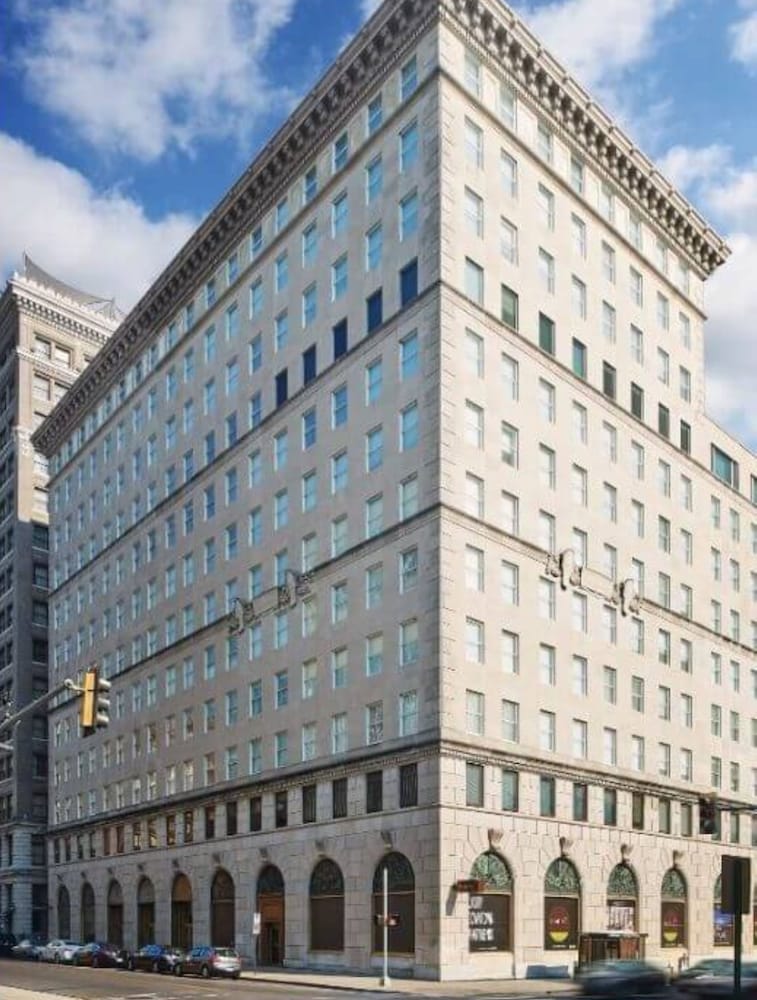 Bluebird Suites near AutoZone Park — 4-Star Luxury Hotel in Memphis, United States