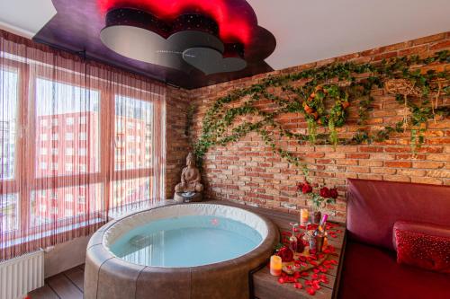 Jacuzzi Love BDSM Extra Luxury EV chargger Valentine's Day Red Room Flexible SelfCheckIns 28 — 4-Star Luxury Hotel in Zagreb, Croatia