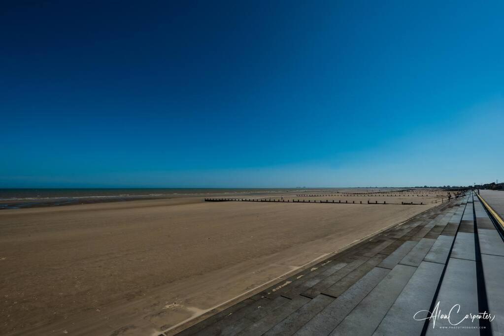 Beachside period family home. 5 BR spacious comfortable. — 4-Star Luxury Hotel in Dymchurch, United Kingdom