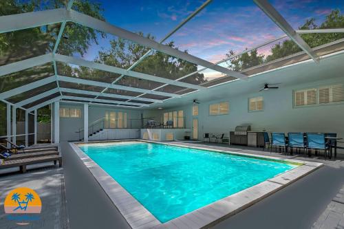 Villa Oasis with Heated Pool Sauna BBQ and Pool Table — 4-Star Luxury Hotel in Pinecrest, United States