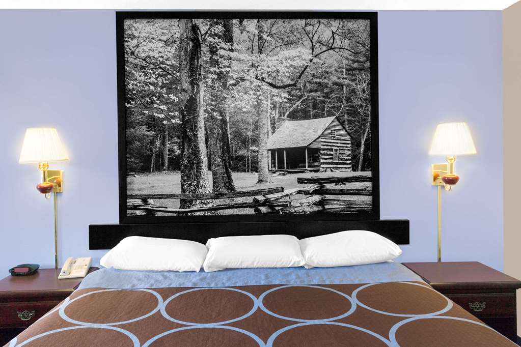 Super 8 by Wyndham Whiteville - photo 4