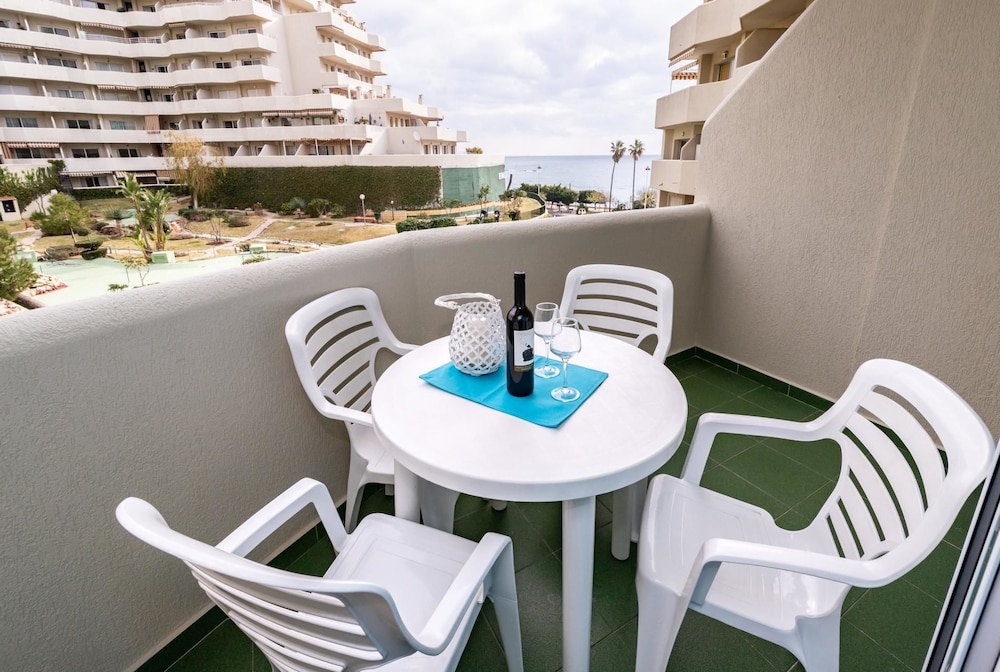 Benal Beach 121 Modern First Line Beach 2BR Apartment in Benal Beach Resort. — carbon neutral stay, Benalmadena