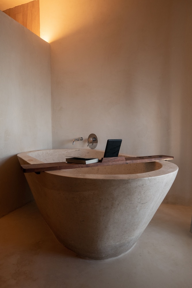Deep soaking bathtub