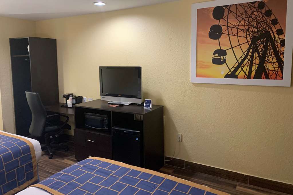 Days Inn & Suites by Wyndham Tampa Raymond James Stadium - photo 34