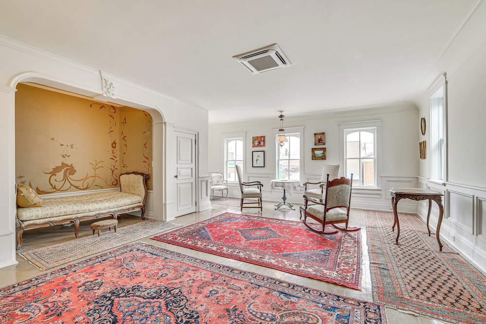 Walkable Main Street Location Spring Grove Apt 21462673 — Spring Grove