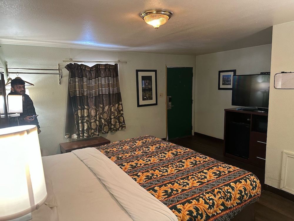 Hillcrest Motel By OYO Aurora IN Near Lawrenceburg - photo 16