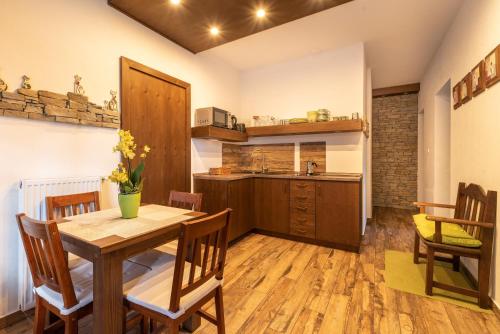 Juhar Apartmanház in Vonyarcvashegy, Hungary