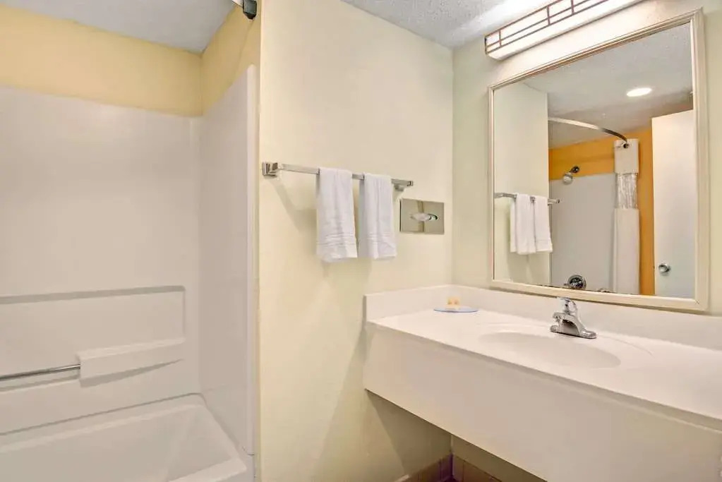 Days Inn Raleigh Downtown Hotel - photo 9