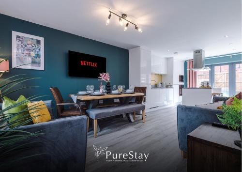 Modern 5 Bedroom House in Manchester by PureStay Short Stay with Service Accommodation & Free Parking — 4-Star Luxury Hotel in Manchester, United Kingdom