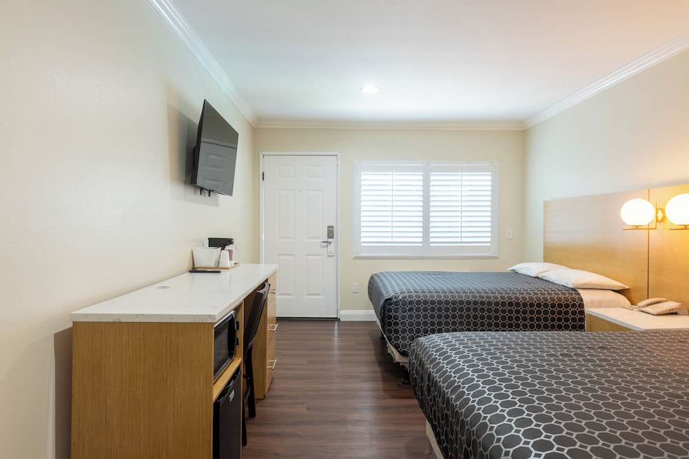 Hollywood City Inn - photo 18