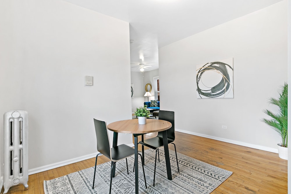 King Bed Full Kitchen Rogers Park 5mins Loyola - photo 4