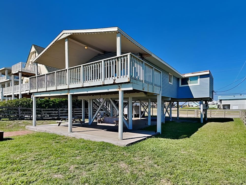 Beachfront Charm — 4-Star Luxury Hotel in Galveston, United States