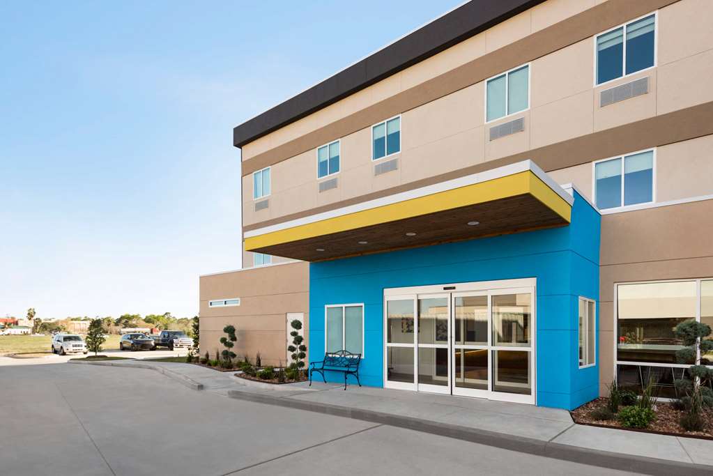 Days Inn & Suites by Wyndham Beaumont West I 10 & Walden in Beaumont, United States