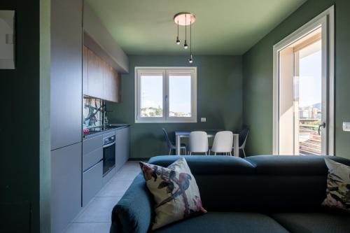 Design apartment with parking and city view from the balcony 2 klm station to 5 Terre and walking distance to the waterfront — 4-Star Luxury Hotel in La Spezia, Italy