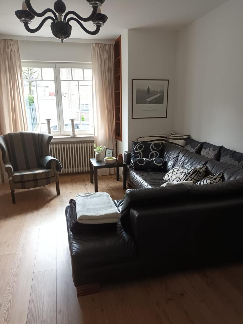 Stilvolles Altbauapartment In Ruhiger Wohngegend — Duisburg