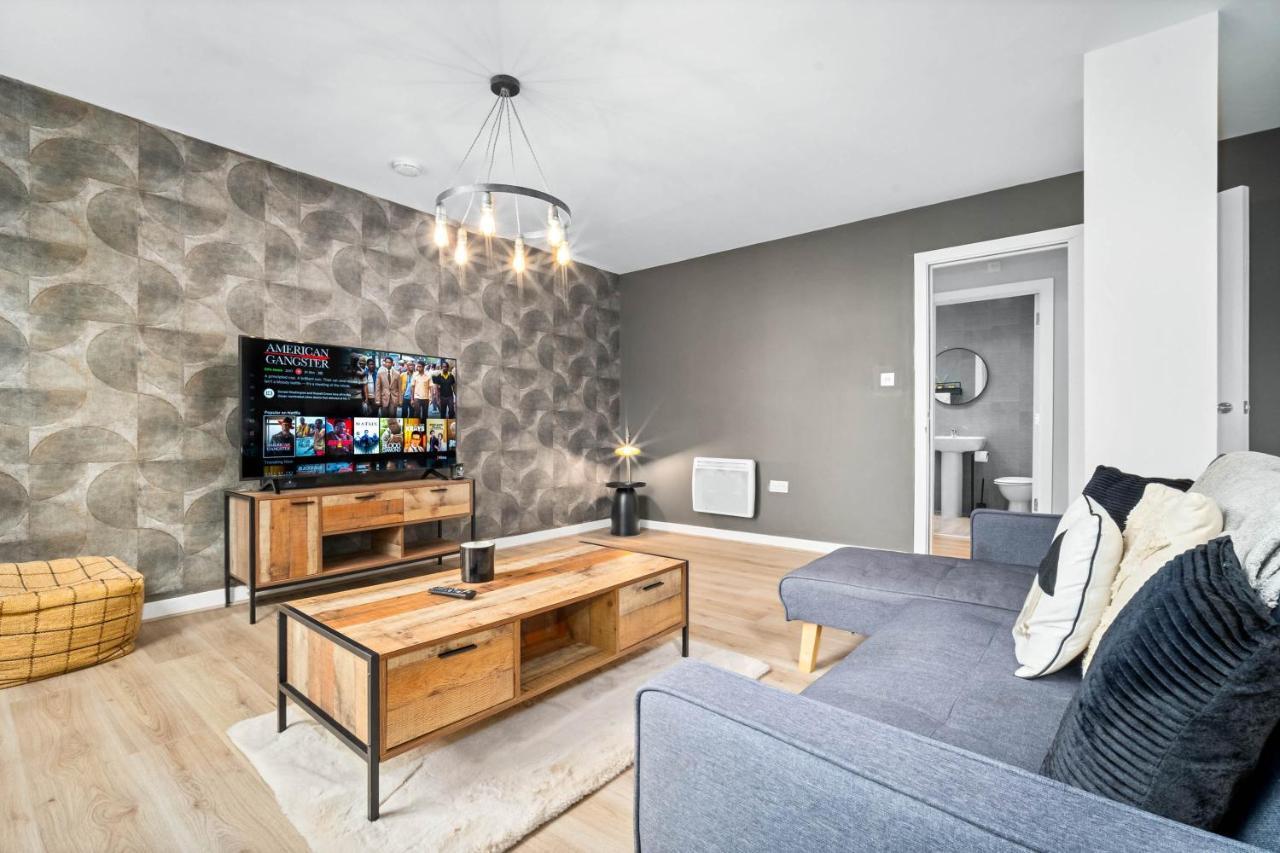 Luxe Apartment with Private Parking in Gated Complex Close to JQ & City Centre Top Rated 7SH — 4-Star Luxury Hotel in Birmingham, United Kingdom