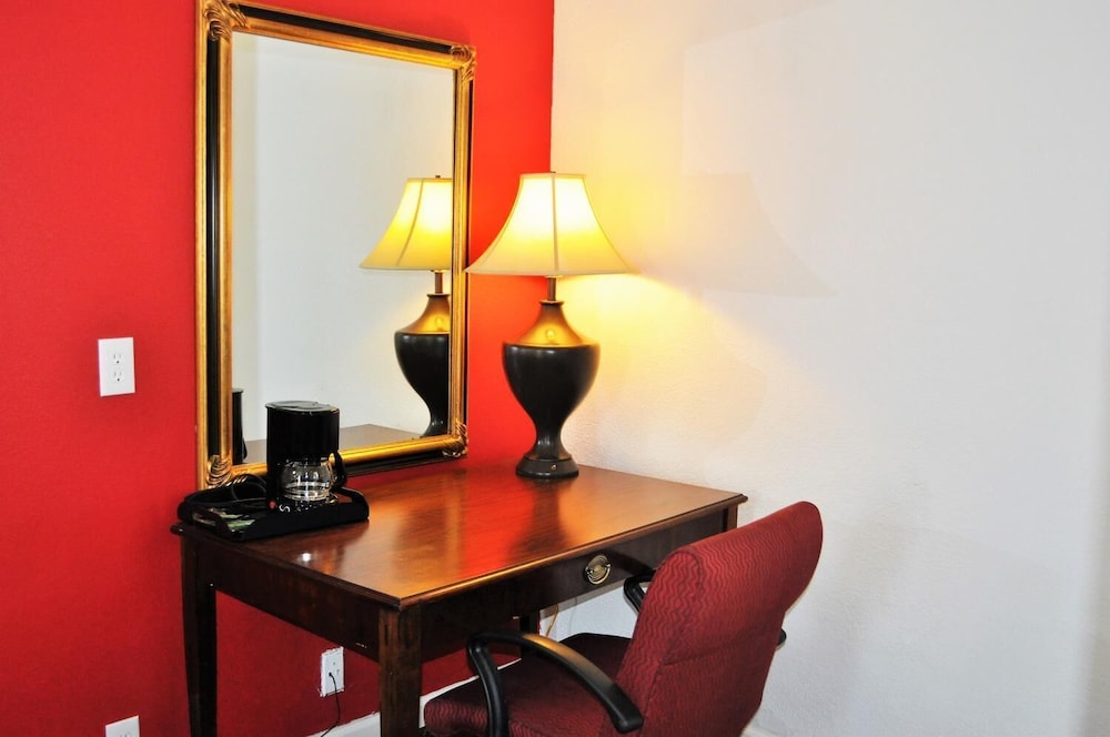A Nights Inn - photo 9