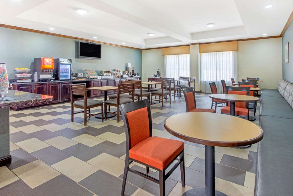 La Quinta Inn & Suites by Wyndham Glen Rose - photo 54