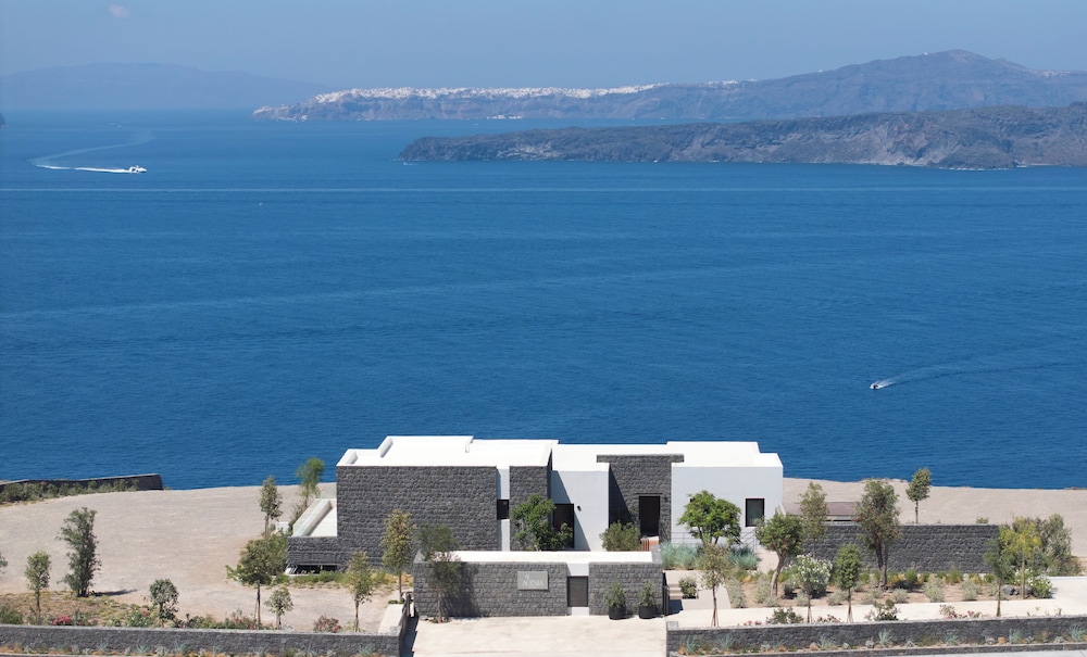 Aernia Suites & Art in Fira, Greece