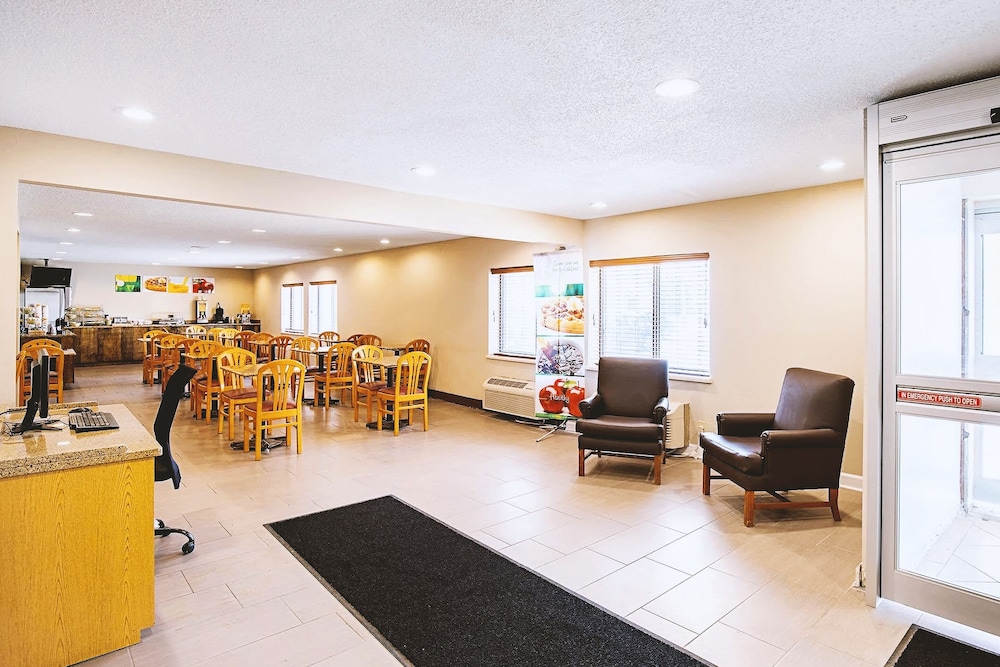 Norwood Inn & Suites Milwaukee - photo 33