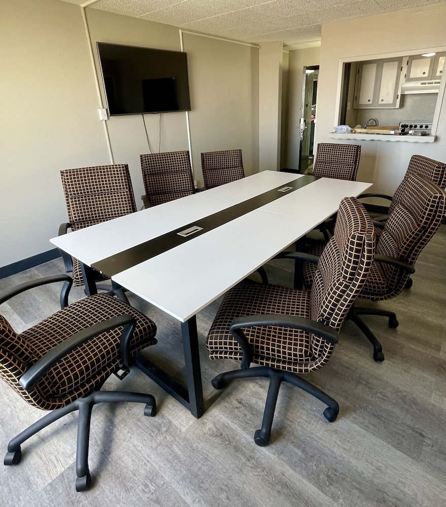 Super 8 by Wyndham Laredo - photo 30