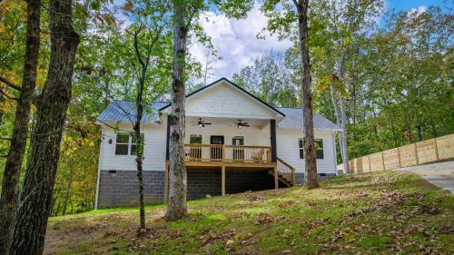 Melody Ridge Downtown with Fast WiFi King Suite Soaking Tub — 4-Star Luxury Hotel in Fort Payne, United States
