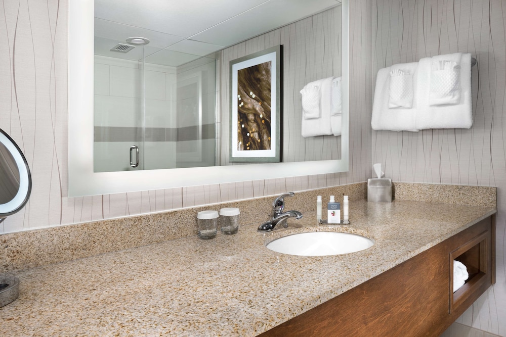 DoubleTree by Hilton Hotel Lawrence - photo 16