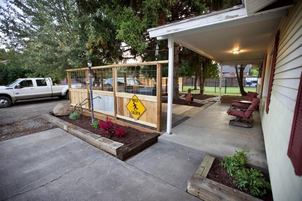 Centrally Located Redmond Retreat With Pool Table — Redmond