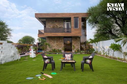 StayVista at Talin Farms with Mountain View Pool in Jaipur, India