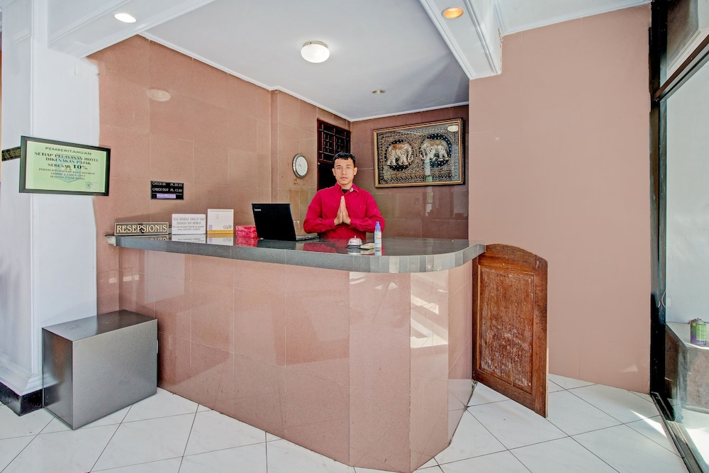 Oyo 90372 Hotel Arum Jaya in Tanjung, Indonesia