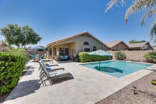 Sunny Maricopa Getaway with Private Pool and Fire Pit — hotel in Maricopa