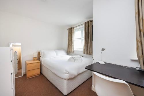 Vibrant Clapham Double bedroom — 4-Star Luxury Hotel in London, United Kingdom