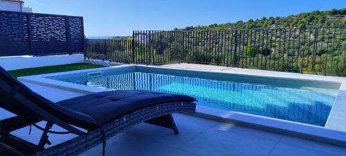 Apartman Retro with heated pool and gym for 8 — 4-Star Luxury Hotel in Murter, Croatia