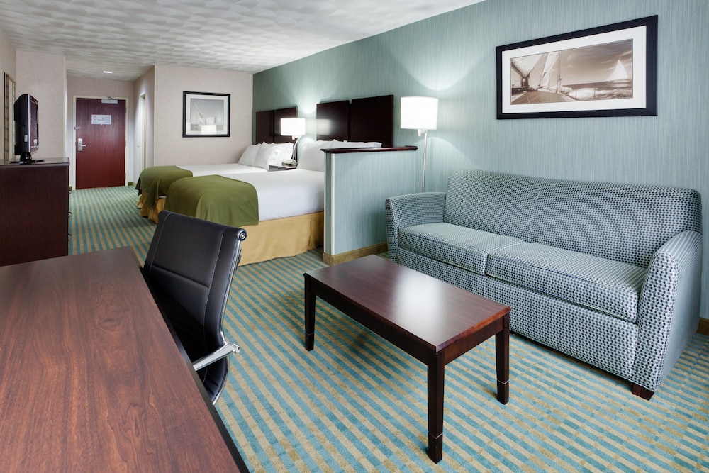 Holiday Inn Express and Suites by IHG - photo 3