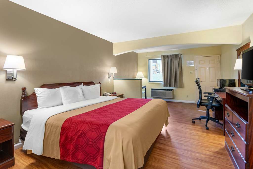 Econo Lodge Inn & Suites Southeast - photo 14