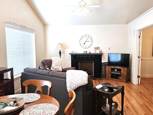 Charming Private Cottage in Myrtle Creek — 4-Star Luxury Hotel in Myrtle Creek, United States