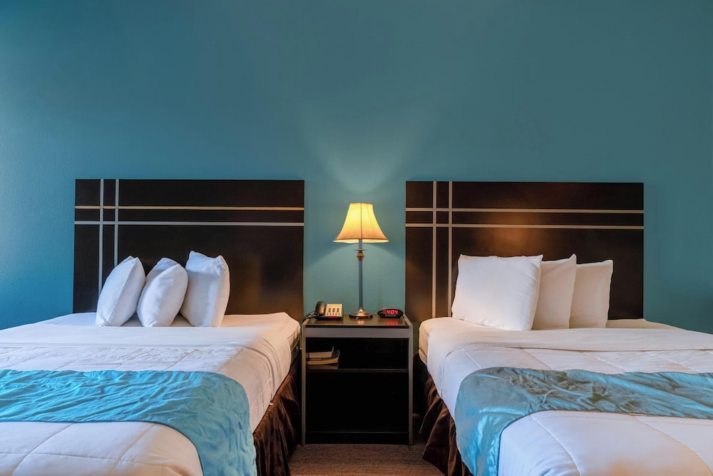 Moulton Inn & Suites By OYO Near Shiner TX - photo 16
