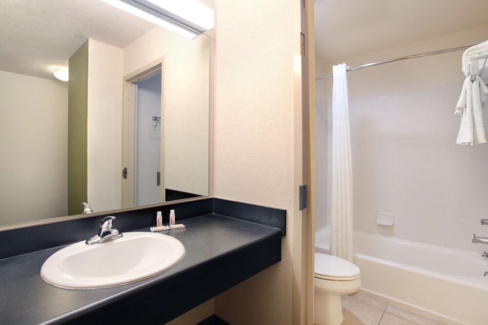 Days Inn by Wyndham Darien - photo 9